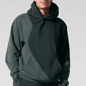 NWT men’s ALO Yoga “make waves” sweatshirt in ‘charcoal green tonal’ colorway